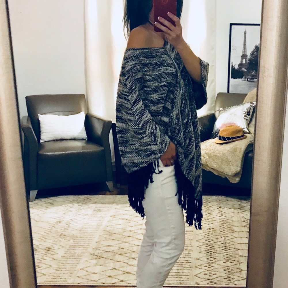 Two by Vince Camuto Black/White Fringe Poncho S/M